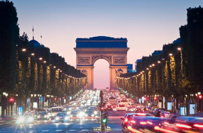 Arc de Triomphe, Paris  / matthewleesdixon/iStock