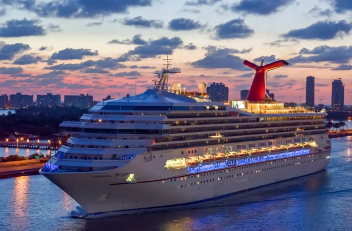 Cruise ship / Debbie Ann Powell/istock