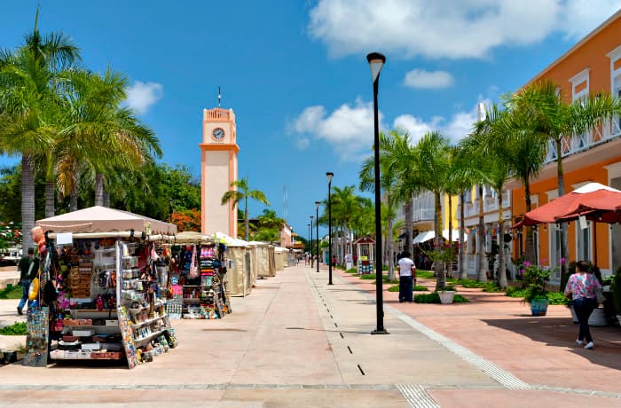 Shopping in Cozumel / Peter Marik/iStock