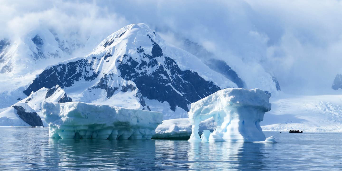 Exploring icebergs / iStock / travelling-footprint