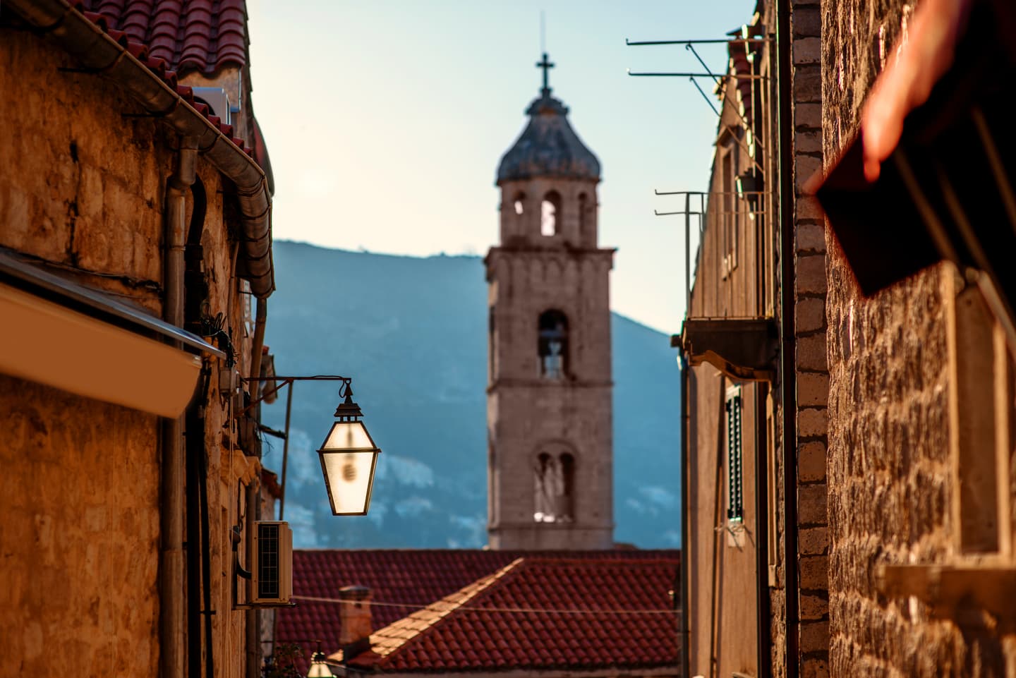 iStock.com / RossHelen