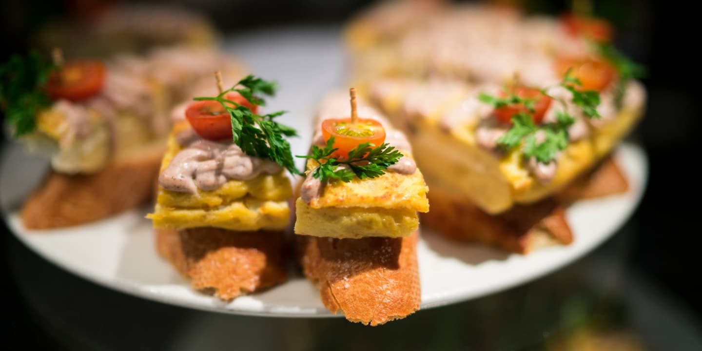 iStock.com / Oliver Huitson