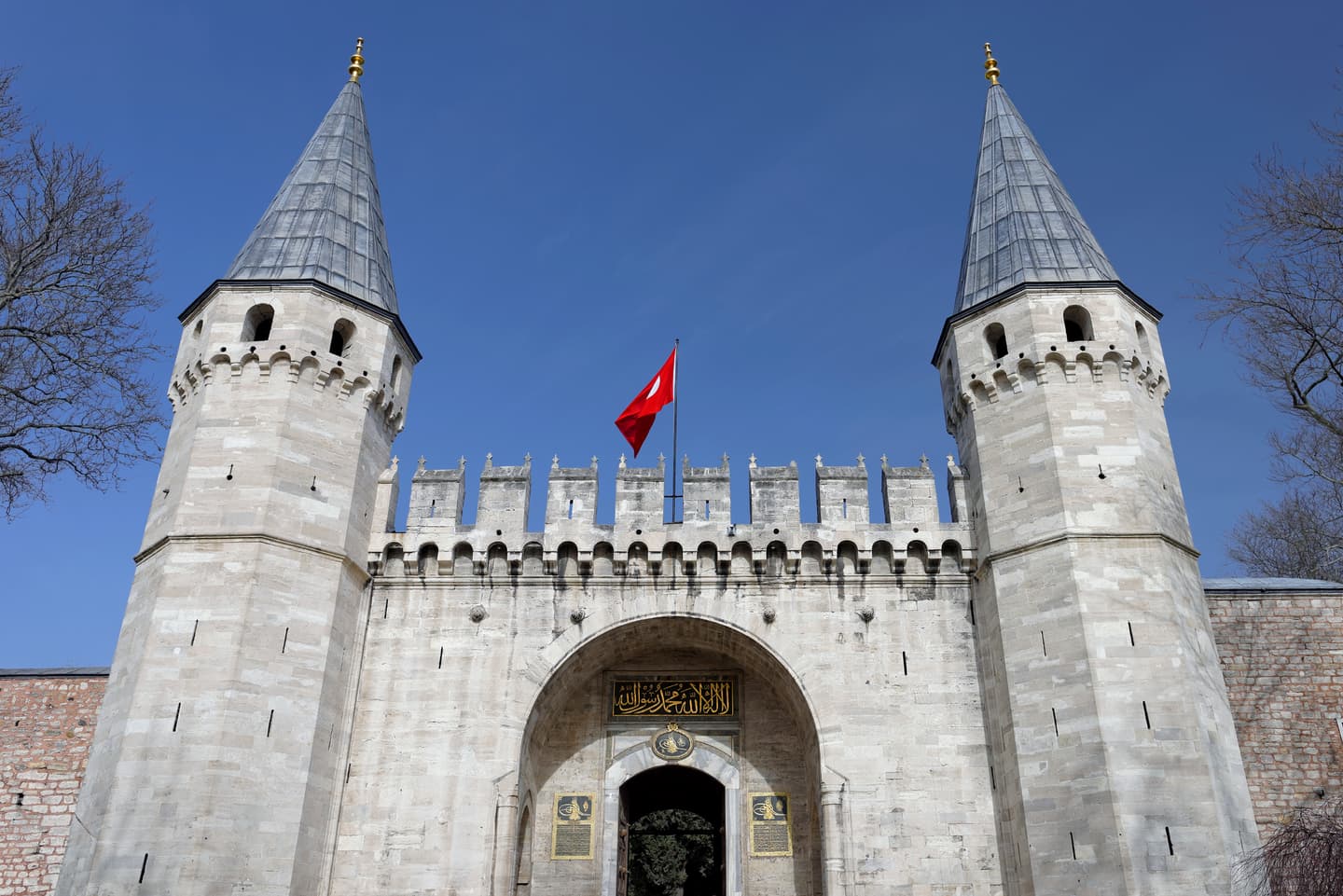 iStock.com / Gurol Dinneden