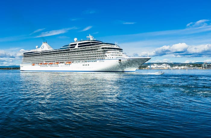 Cruise ship / font83/istock