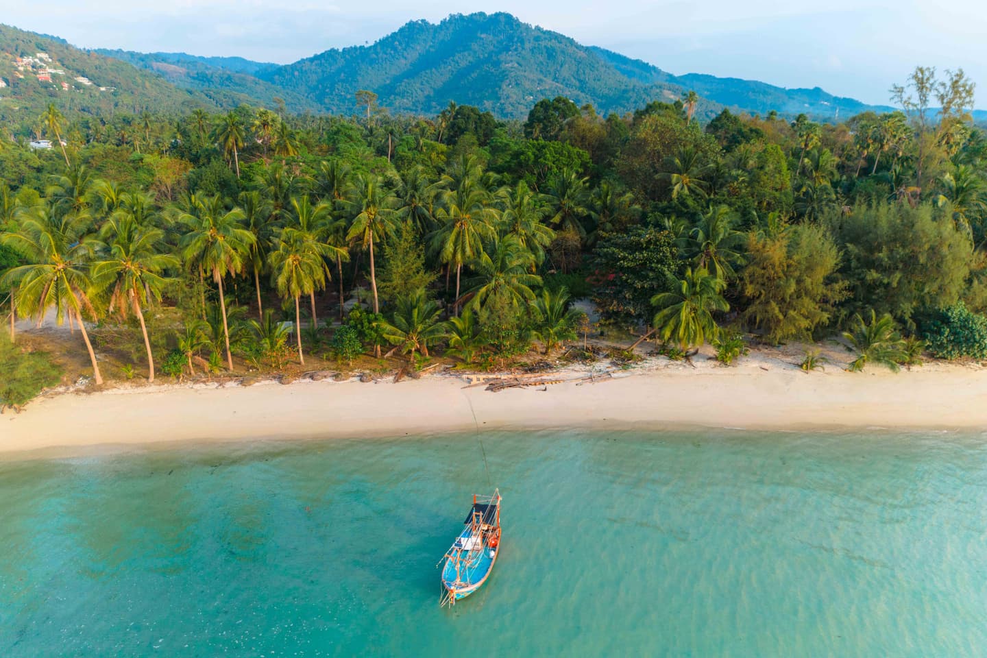 Koh-Sumui-beach-and-boat