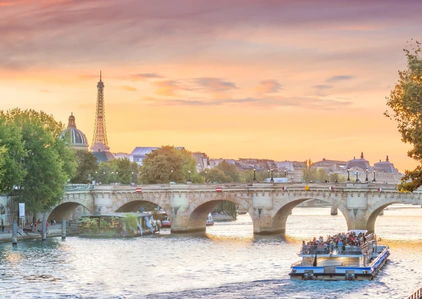 Sunset over the Seine and Eiffel Tower in Paris, France / iStock/f11photo