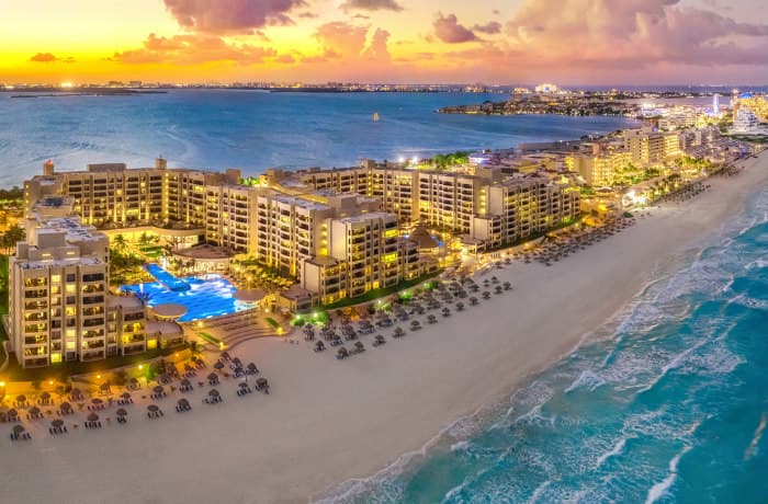 Cancun’s Hotel Zone / Jonathan Ross/istock