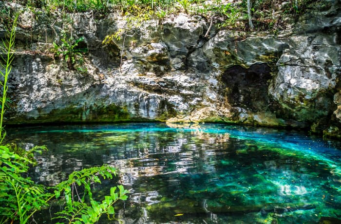 Cenote in Cancun / Tatanata/iStock