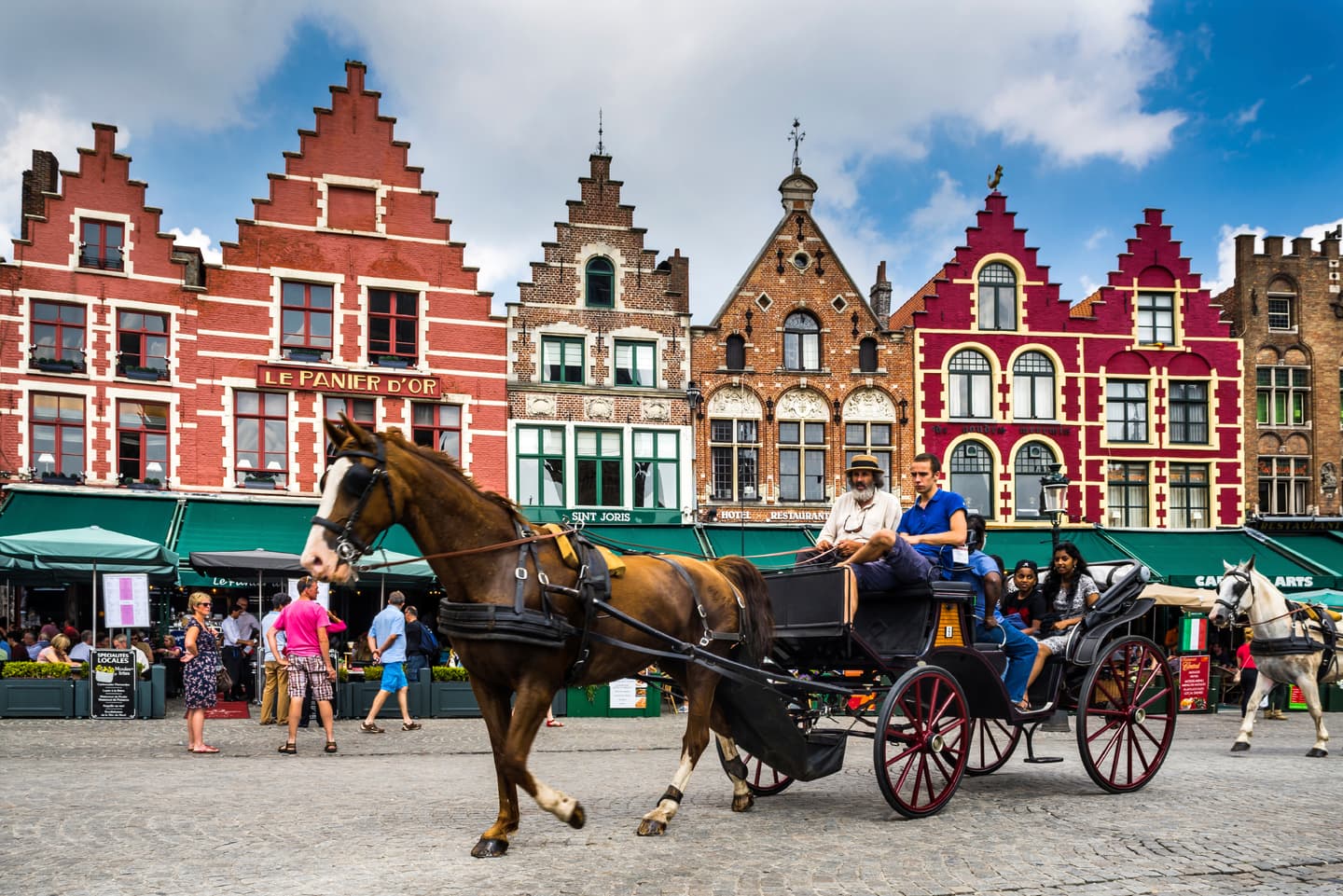 Grote Markt / iStock.com / emicristea