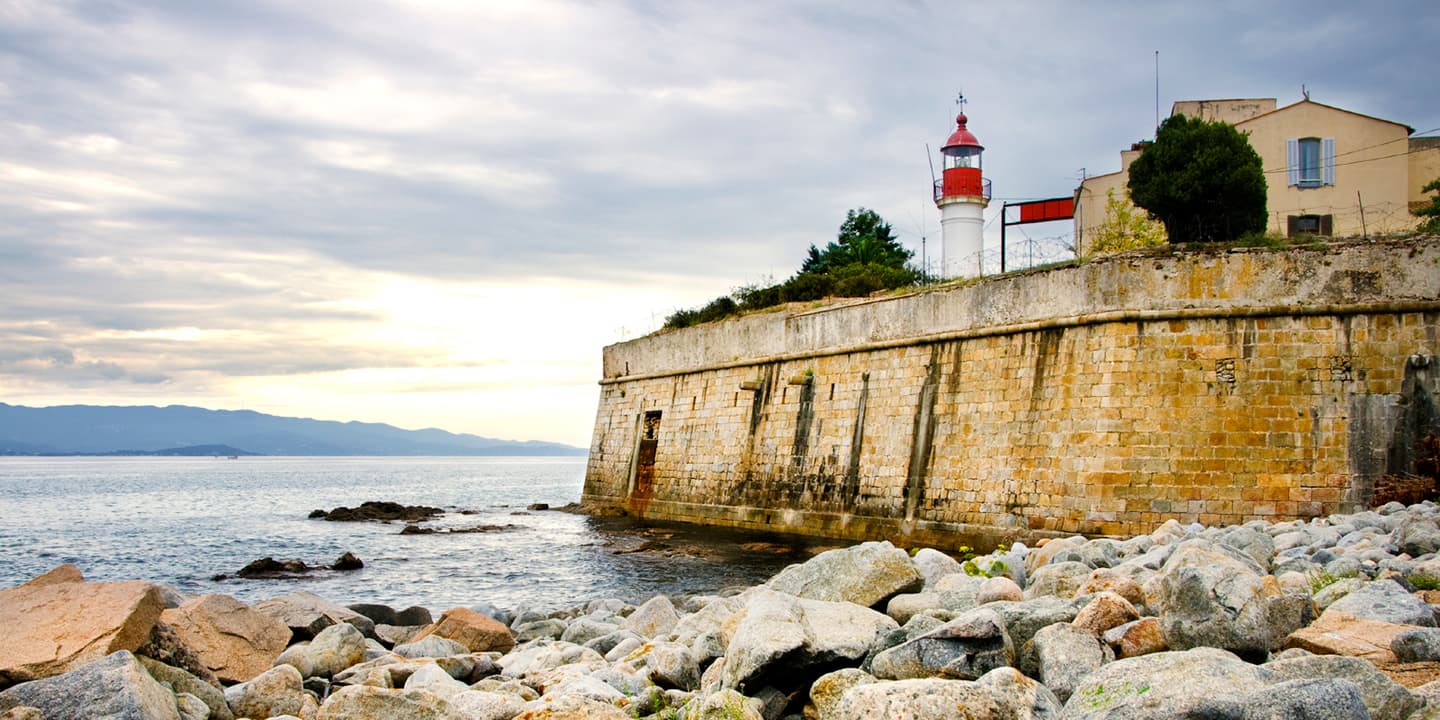 iStock.com / davidsonn