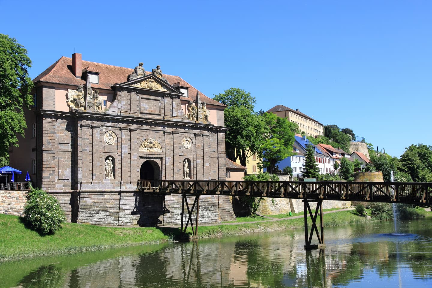 iStock.com / Pixel-68