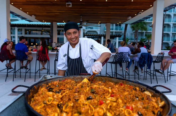 Dining at Westin Grand Cayman Seven Mile Beach Resort and Spa / Courtesy of Westin Grand Cayman Seven Mile Beach Resort and Spa