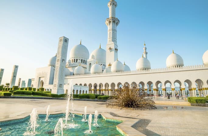 Sheikh Zayed Grand Mosque in Abu Dhabi / iStock / paocca
